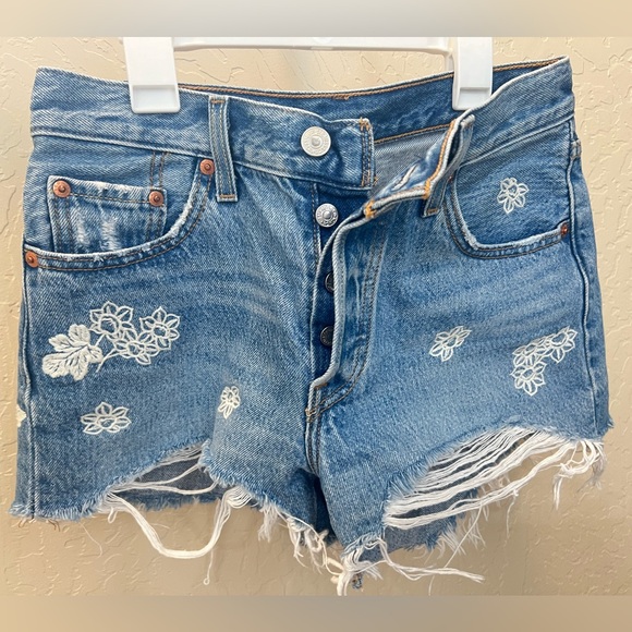 Levi’s boutique shorts size 25 embroidered flowers